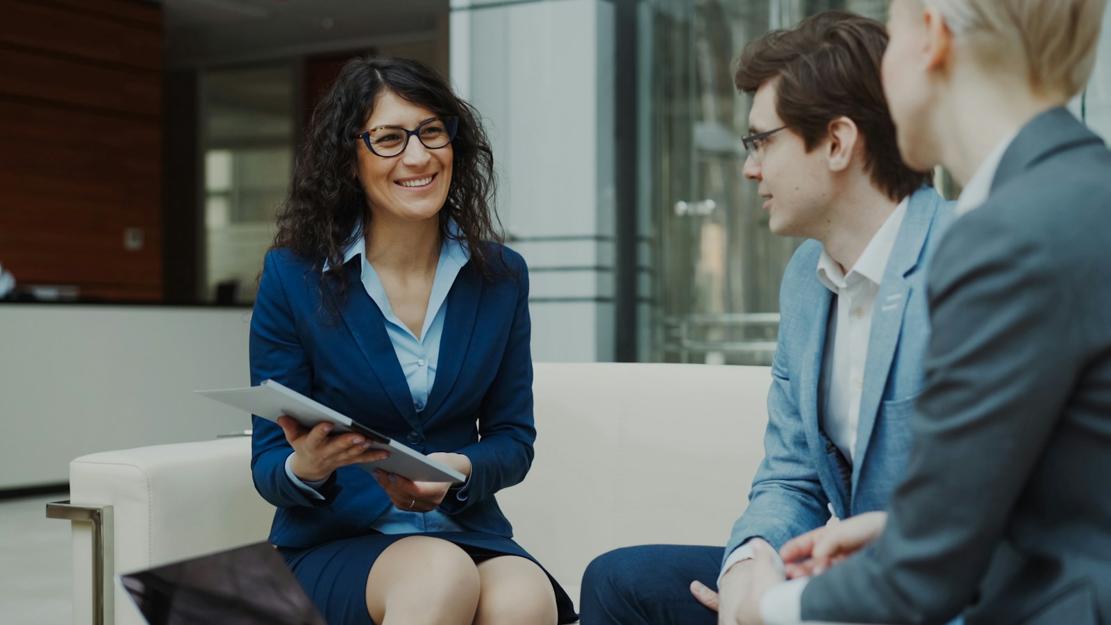 Professionnels échangeant lors d’une réunion commerciale